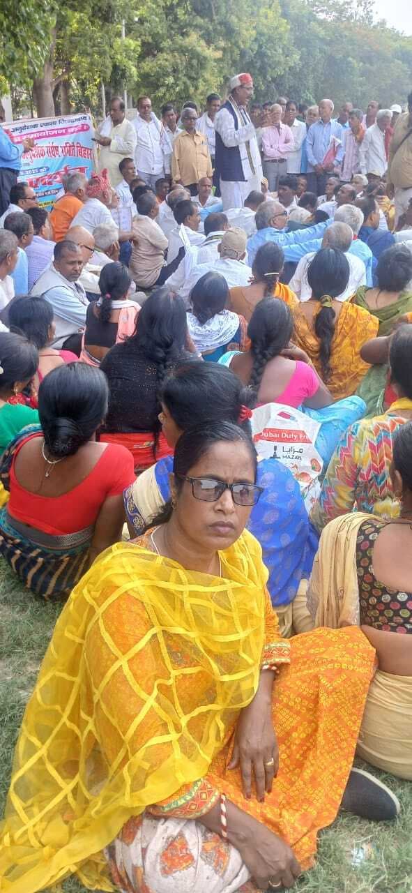 कोर्ट के आदेश पर भी अनुदेशकों का समायोजन नहीं होने से आक्रोश