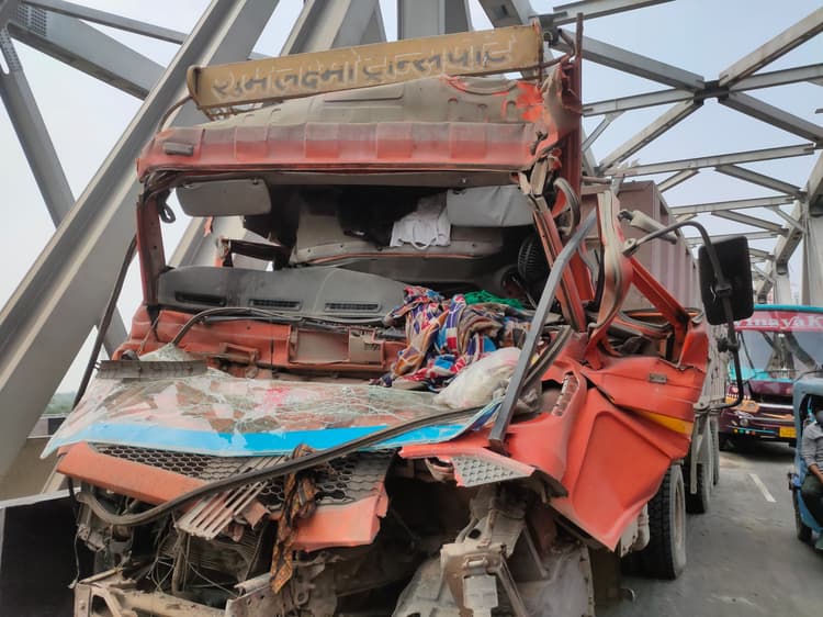 hajipur news. गांधी सेतु पर तीन ट्रकों की टक्कर में सबसे पीछे वाले के चालक की मौत, खलासी घायल