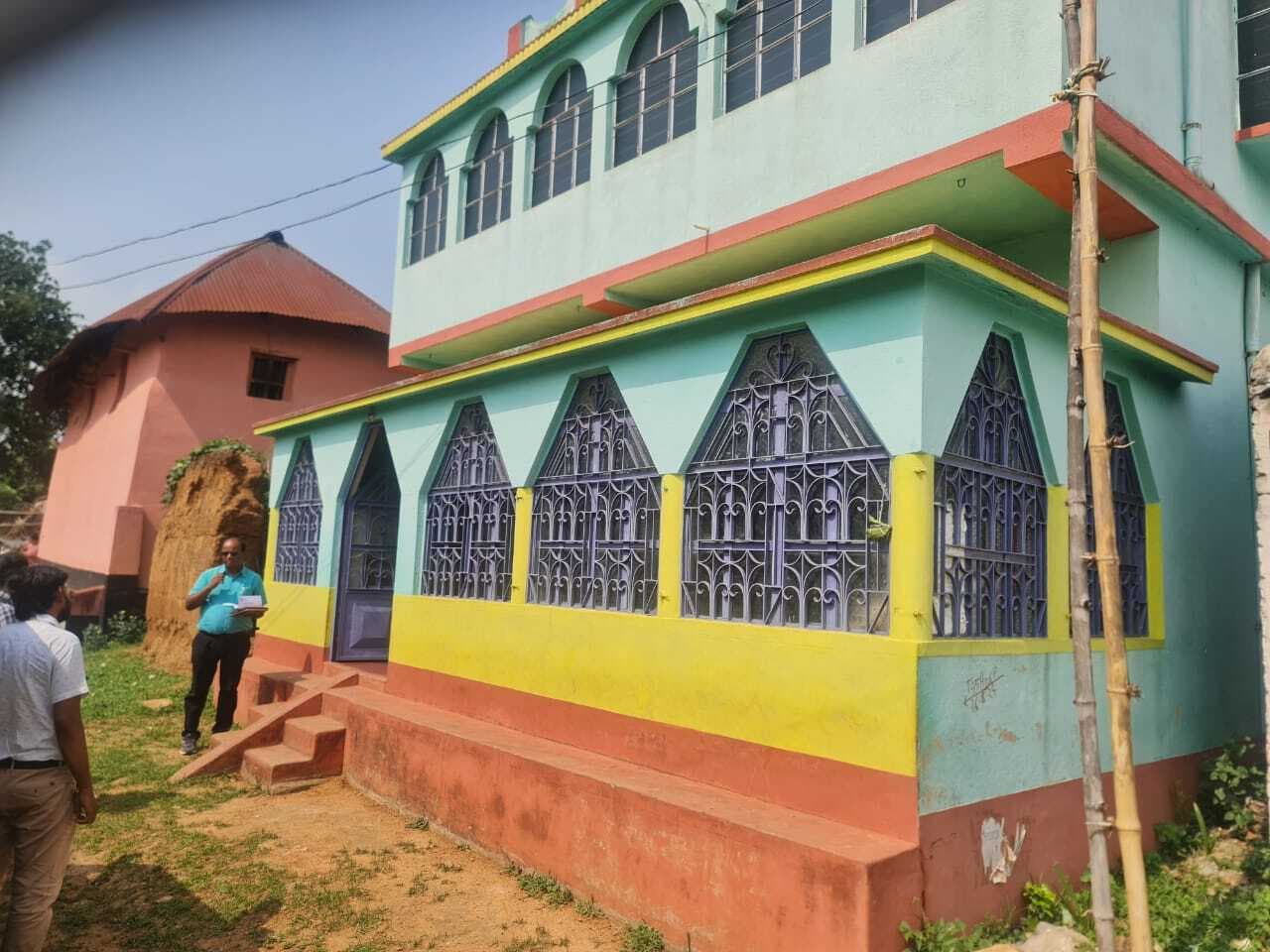 दोमंजिला मकान में रहनेवाली आंगनबाड़ी सेविका दो राशन कार्ड से उठा रही थी अनाज