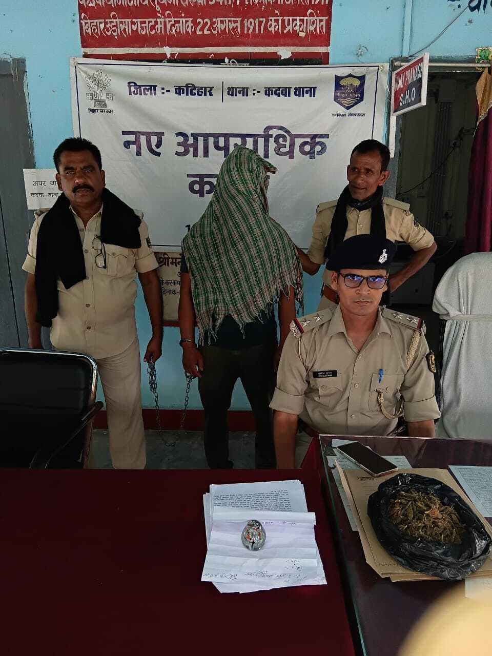 दुकान में गांजा बेचते दुकानदार गिरफ्तार