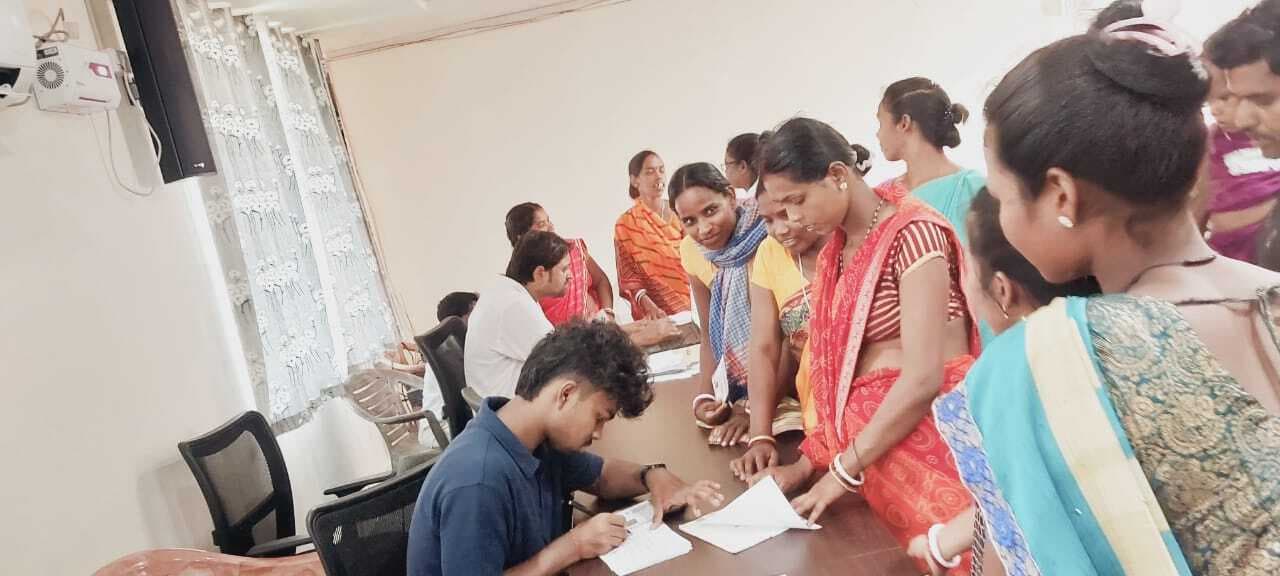 खराब मौसम के कारण रामगढ़ के जनता दरबार में कम संख्या में पहुंचे ग्रामीण