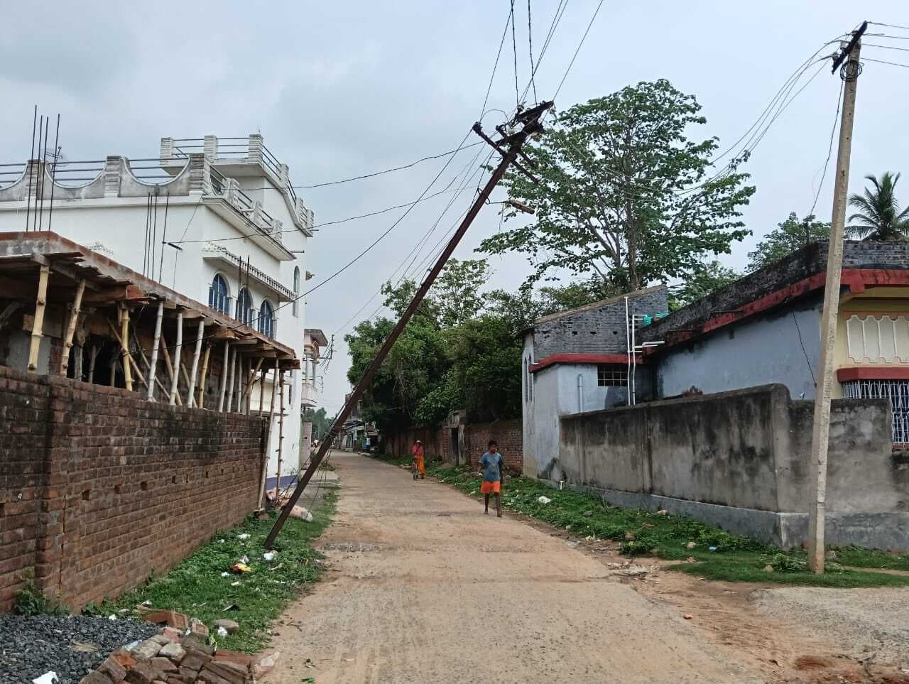 पाथरा मुस्लिम टोला में झुके पोल से खतरा