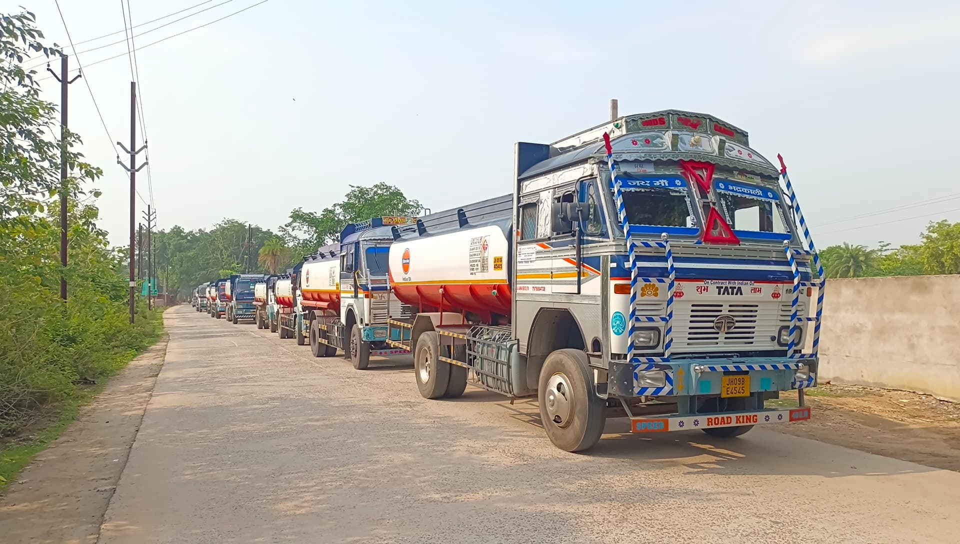 Deoghar news : टोल टैक्स पर अधिक शुल्क लेने पर टैंकर चालकों में रोष, किया विरोध