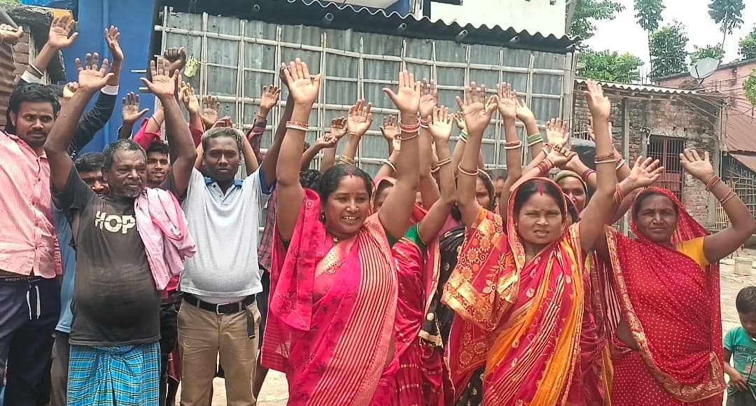 पक्की सड़क निर्माण की मांग को ग्रामीणों ने किया प्रदर्शन