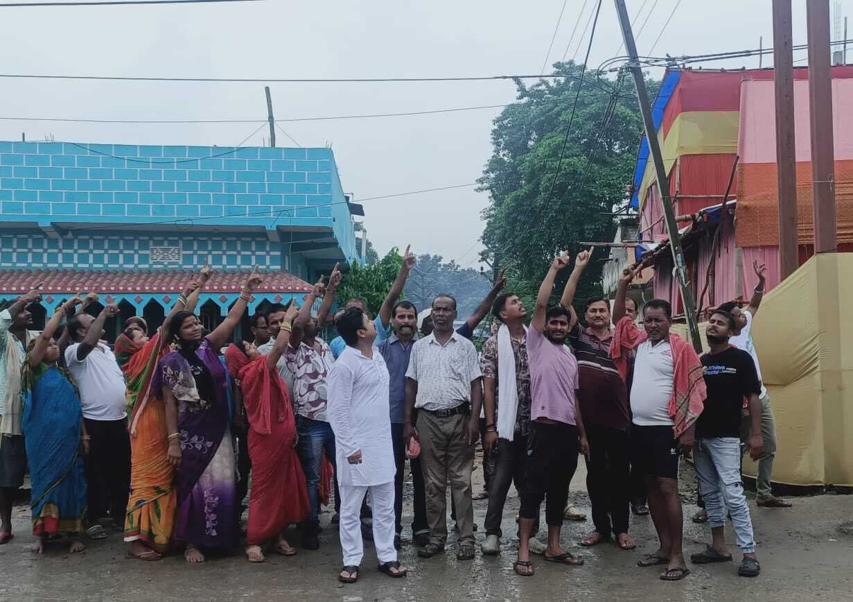 शिवजीनगर में हाईटेंशन तार हादसे को दे रहा निमंत्रण