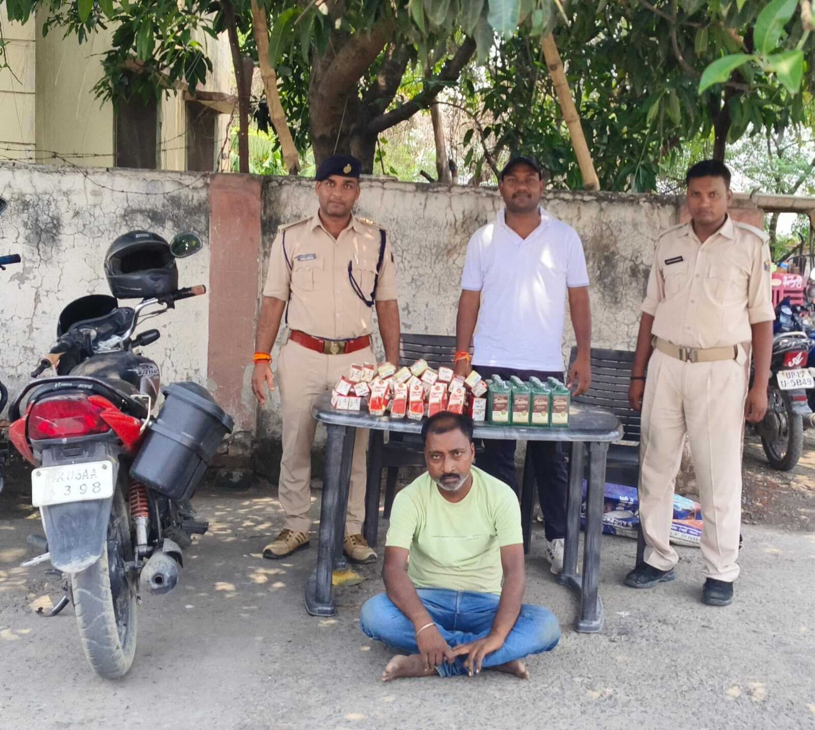 12 लीटर शराब के साथ तस्कर गिरफ्तार, मोटरसाइकिल जब्त