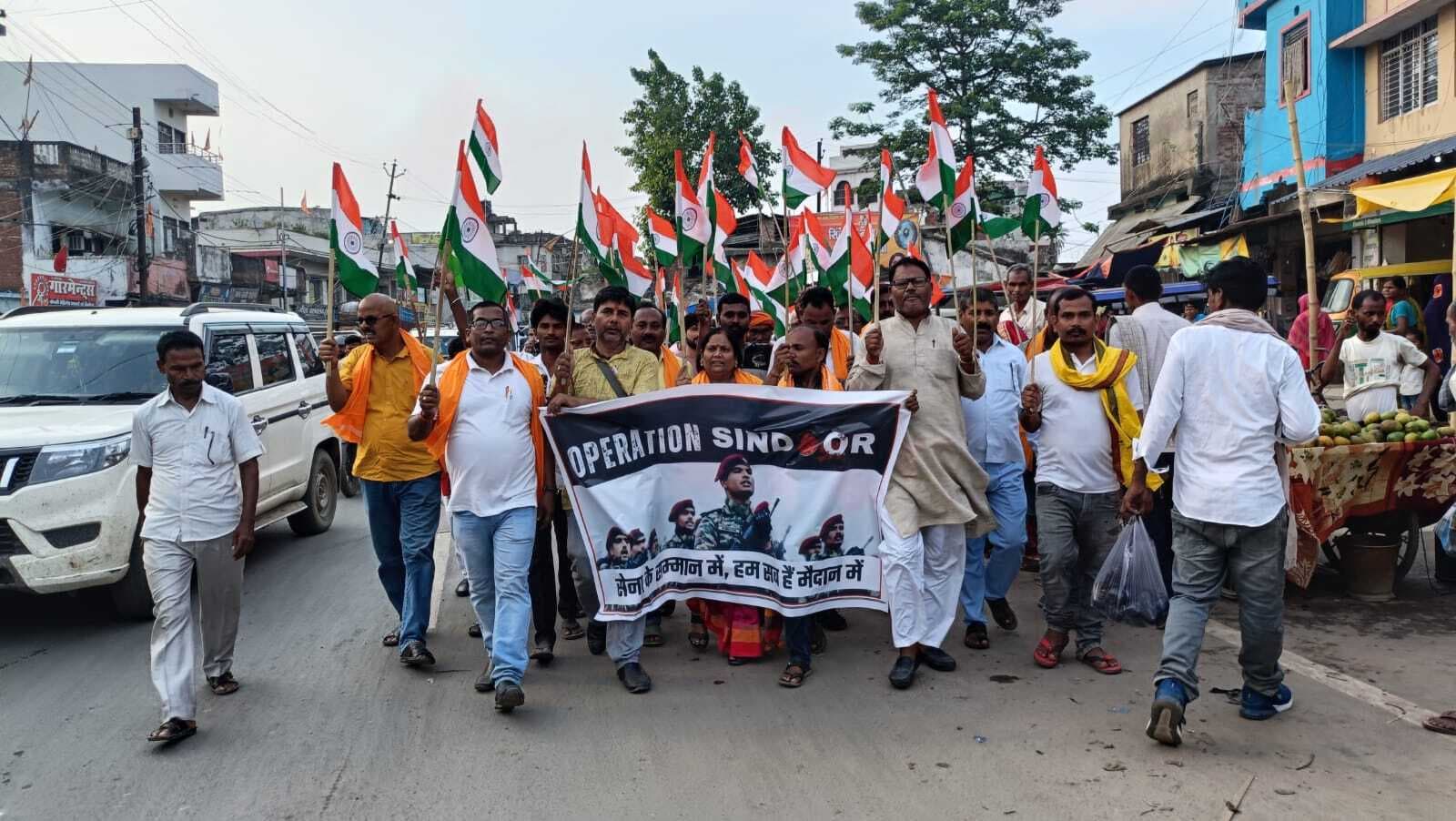 सैनिकों के सम्मान में निकाली गयी तिरंगा यात्रा