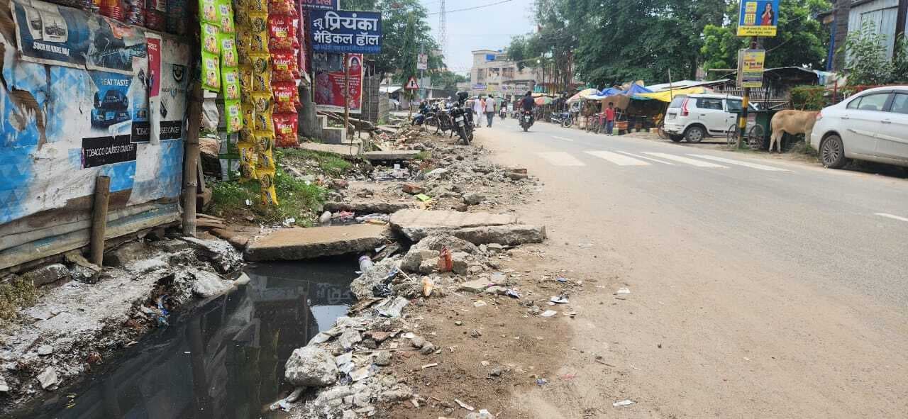 आधी-अधूरी सफाई कर सड़क पर ही छोड़ दिया नाले का ढक्कन, रोजाना हो रही है दुर्घटना