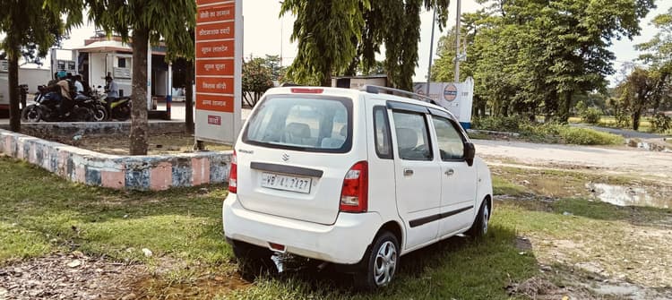 दो माह से लावारिस कार को पुलिस ने कब्जे में लिया