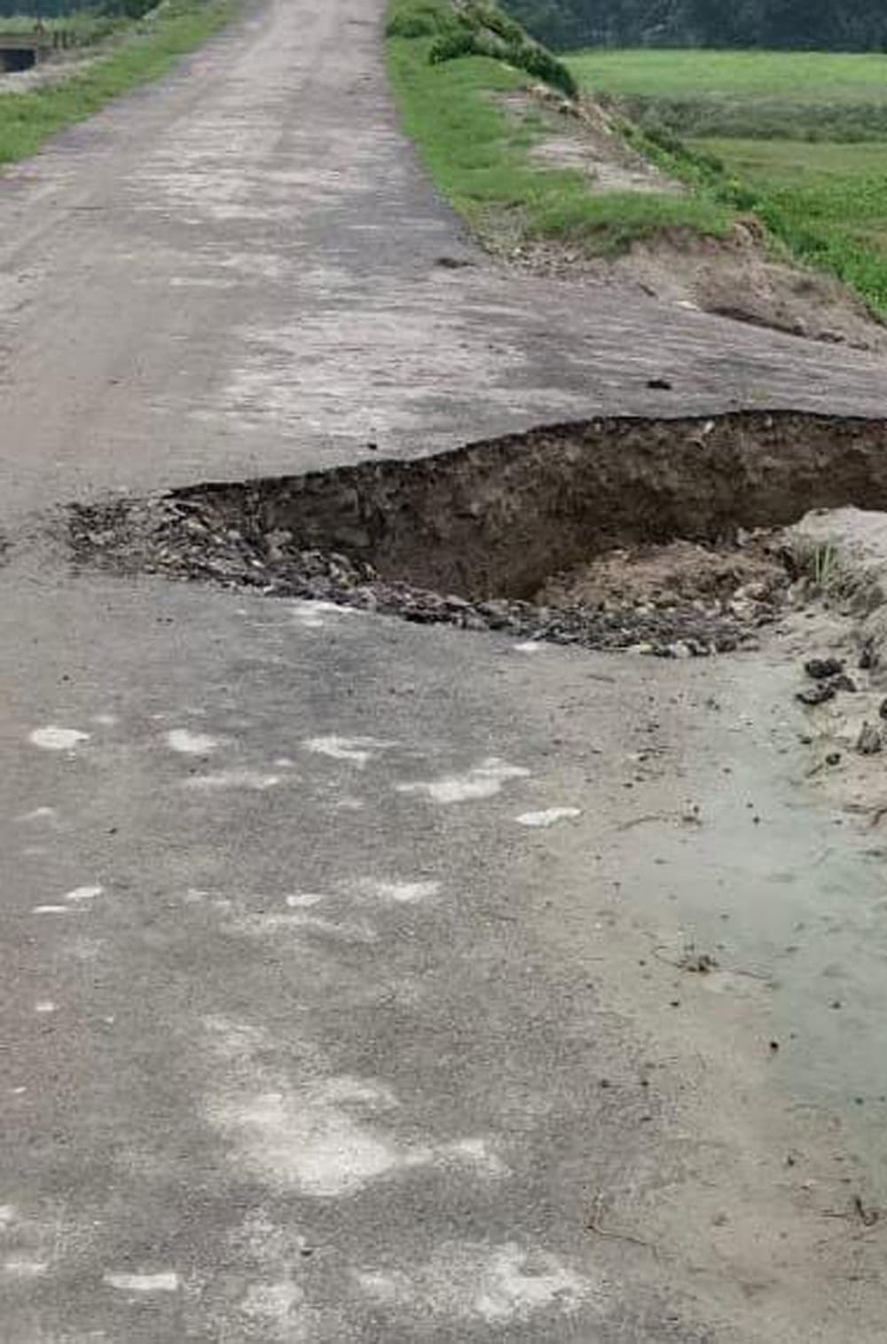 सड़क पर बनी रेनकट हादसे को दे रहा है निमंत्रण