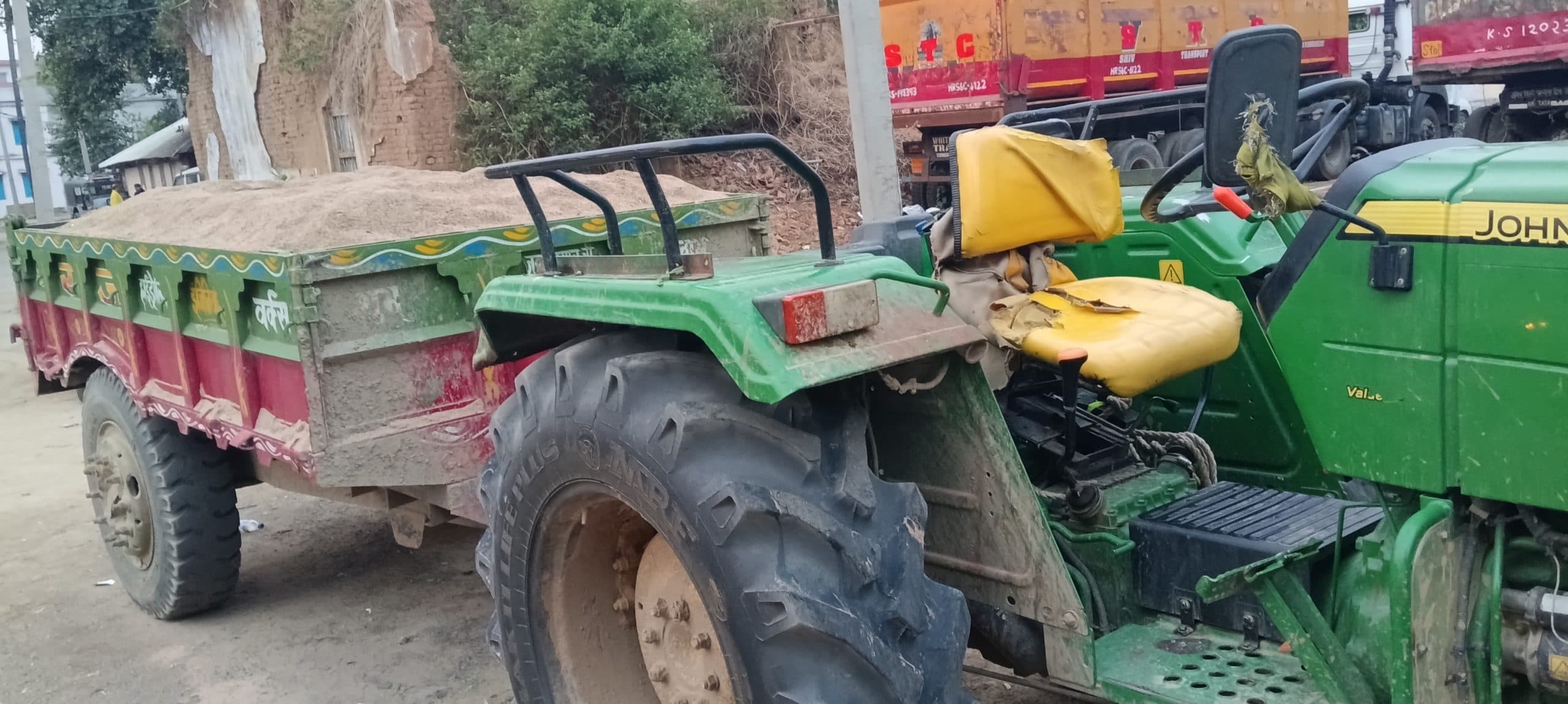 दो अलग-अलग जगहों से गिट्टी व बालू लदे ट्रैक्टर जब्त