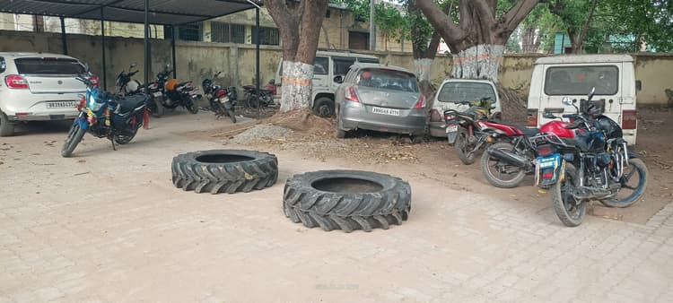 दुकानदार को झांसा देकर टायर ले भागे चोर, पुलिस ने किया बरामद