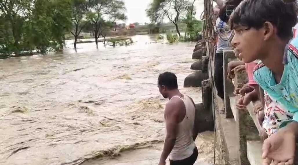 Lead News : हरना नदी की तेज धार में बहे दो चरवाहा, खजूर के पेड़ में लटक कर बचायी जान