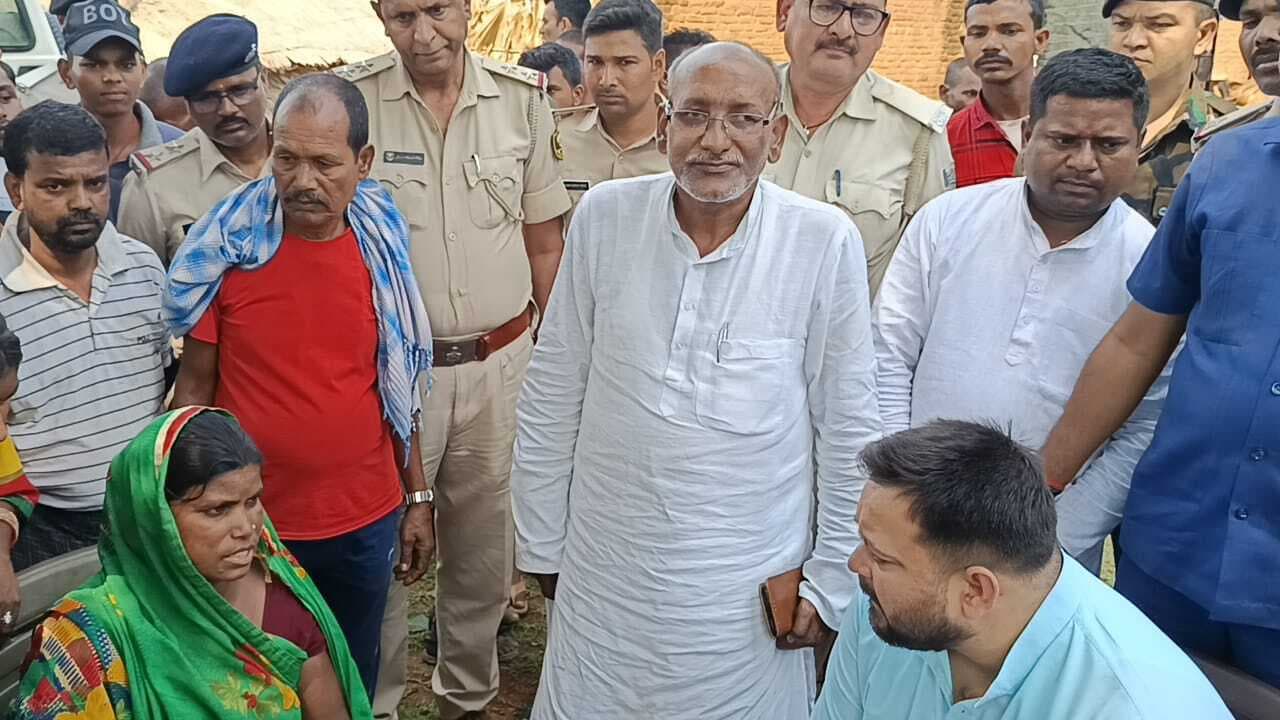 तेजस्वी यादव ने मृतका के परिजनों से की मुलाकात, हत्यारों की गिरफ्तारी का दिया निर्देश