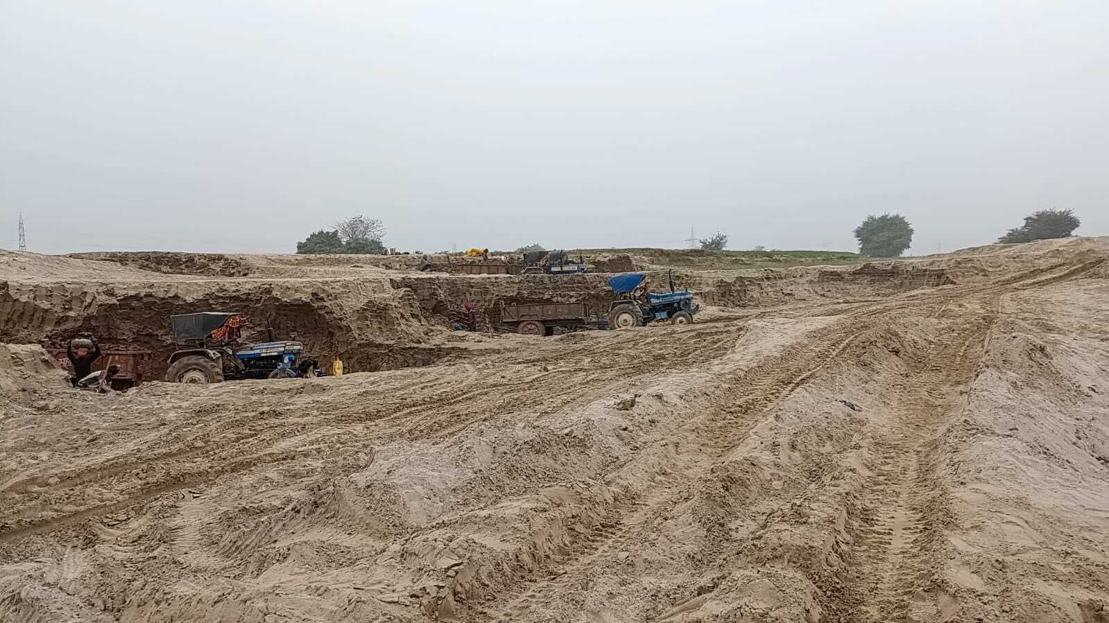 गंगा से सफेद रेत की बड़े पैमाने पर हो रही चोरी, जांच करने पहुंची पटना की टीम