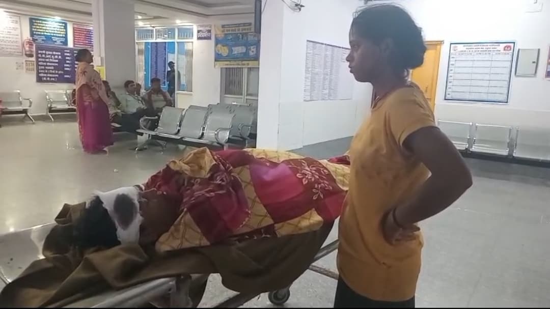 दबंगों ने घर में घुसकर की मारपीट, पुआल पुंज में लगायी आग