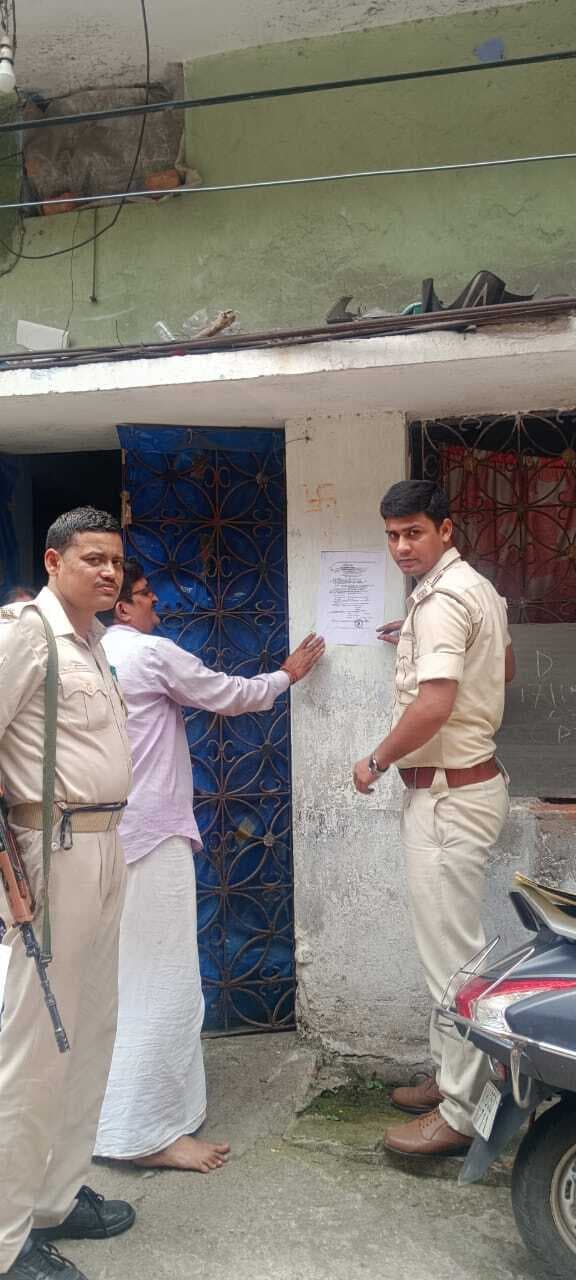 Jamshedpur news. मानगो : फायरिंग मामले में फरार विकास तिवारी गिरोह के दो सदस्य के घर पुलिस ने चस्पाया इश्तेहार