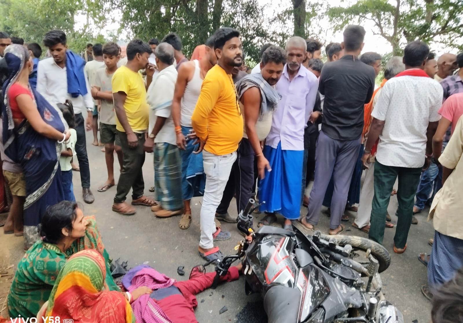 हाइवा की टक्कर से बाइक सवार एक की मौत, दो घायल, आक्रोशित ग्रामीणों ने किया सड़क जाम