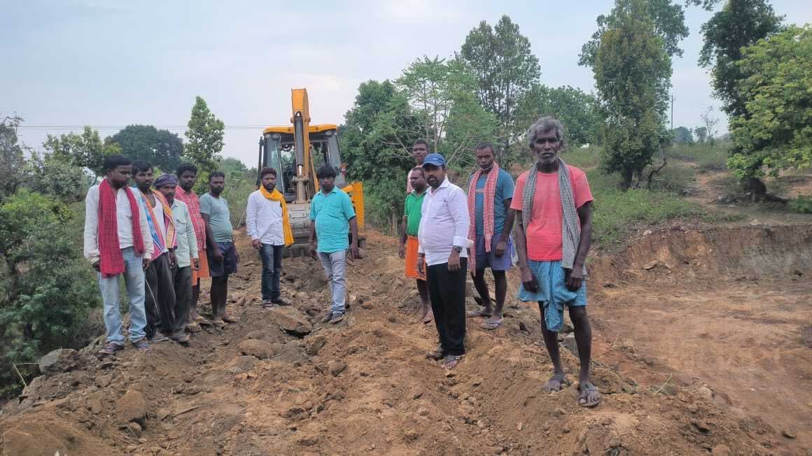 श्रमदान कर ग्रामीणों ने सड़क की मरम्मत