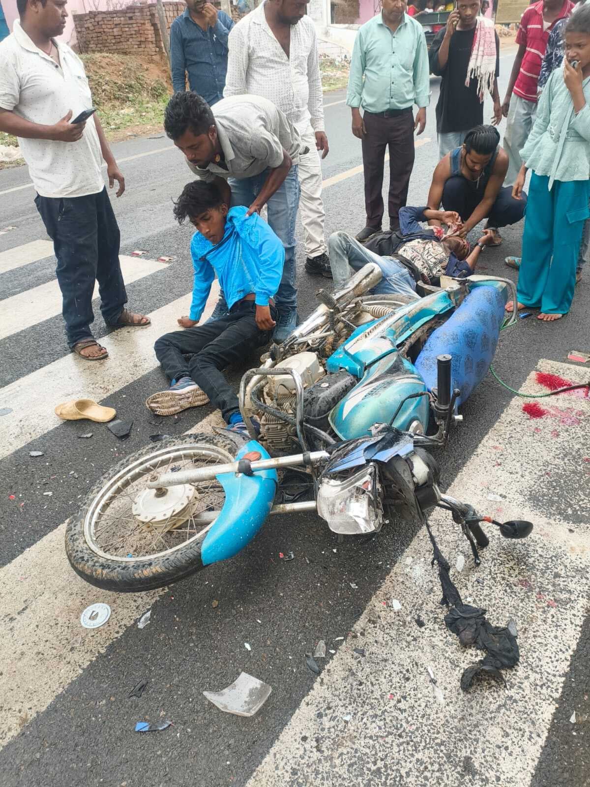 खड़ी बस से टकरायी बाइक, तीन घायल