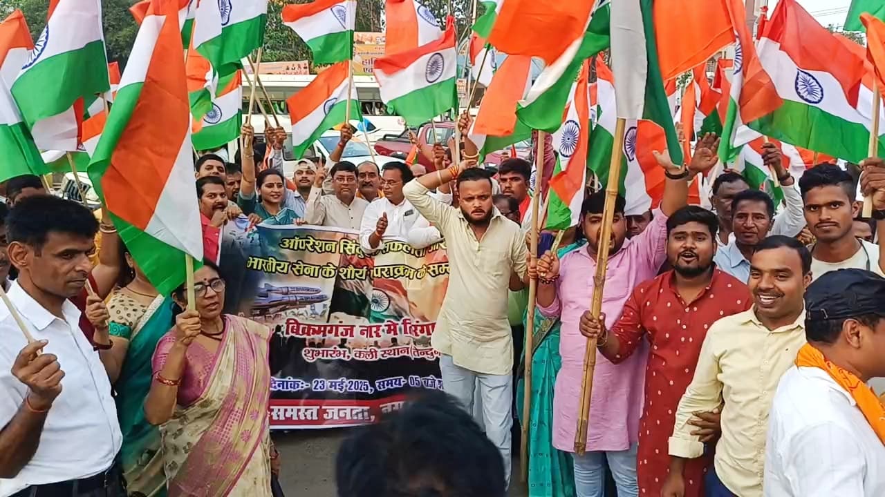 तिरंगा यात्रा में पुरुषों के साथ कंधा मिला निकली नारी शक्ति