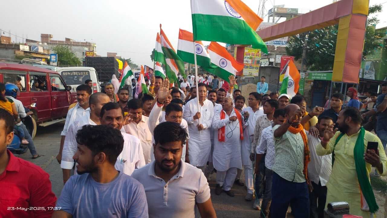 Motihari: तिरंगा यात्रा निकाल सेना के शौर्य से लोगों को कराया गया अवगत