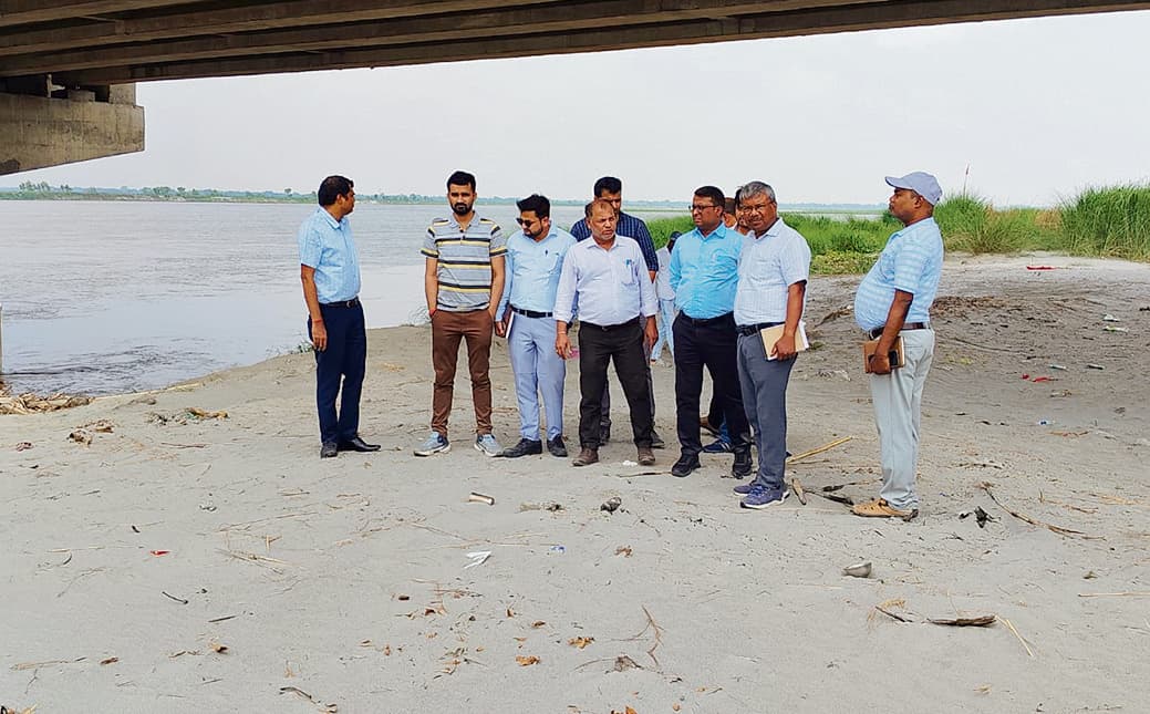 Gopalganj News : गंडक की बाढ़ से बचाव कार्यों का एसडीओ ने इंजीनियरों के साथ तटबंधों का किया निरीक्षण