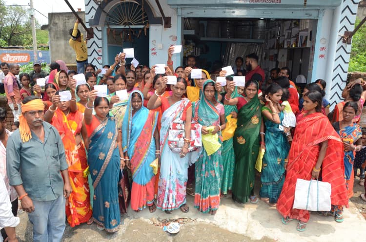 Deoghar news : निवेशकों ने स्वाति माइक्रो फिनांस बैंक के सामने किया प्रदर्शन, पहुंची पुलिस