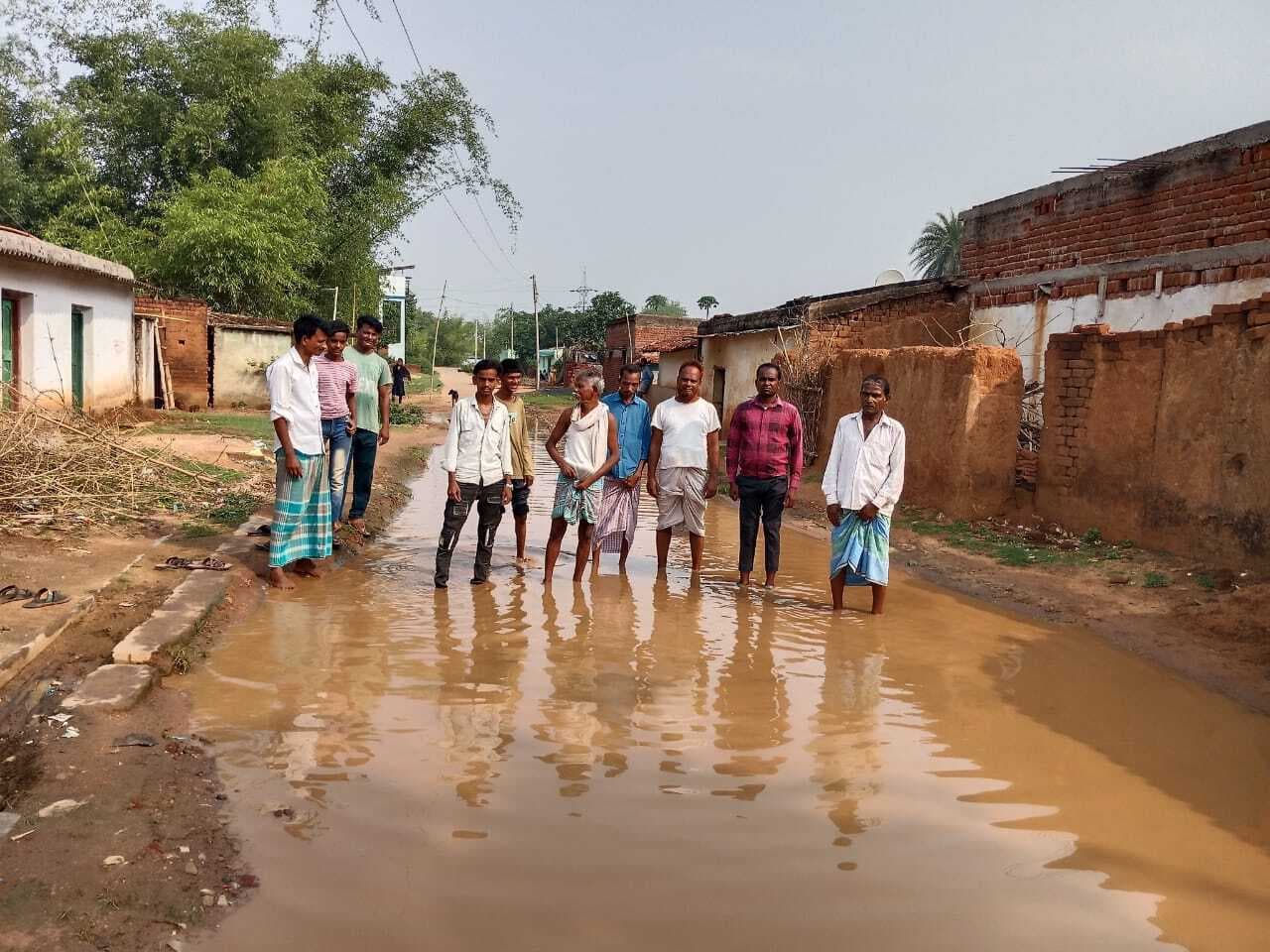 रोड पर जलजमाव से लोगों को आवागमन में हो रही परेशानी