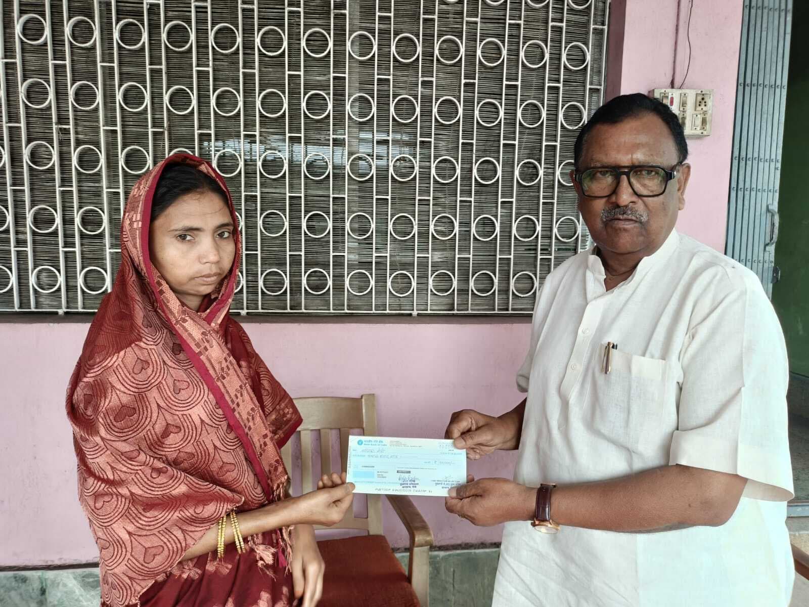 मुख्यमंत्री गंभीर बीमारी योजना के तहत तीन मरीजों को सांसद ने सौंपा चेक