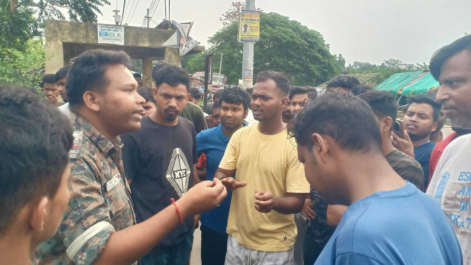 आक्रोश. तीन दिनों से बिजली आपूर्ति बाधित रहने पर कड़हलबिल में लोगों ने किया चार घंटे सड़क जाम