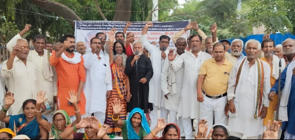 24 सूत्री मांगों को लेकर रेल उपभोक्ता संघर्ष समिति ने दिया धरना