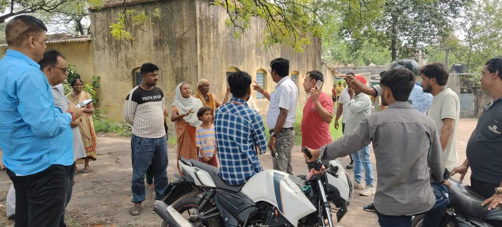 Dhanbad News: आवास तोड़ने पहुंचे बीसीसीएलकर्मियों व ग्रामीणों के बीच चले लात-घुसे, हंगामा