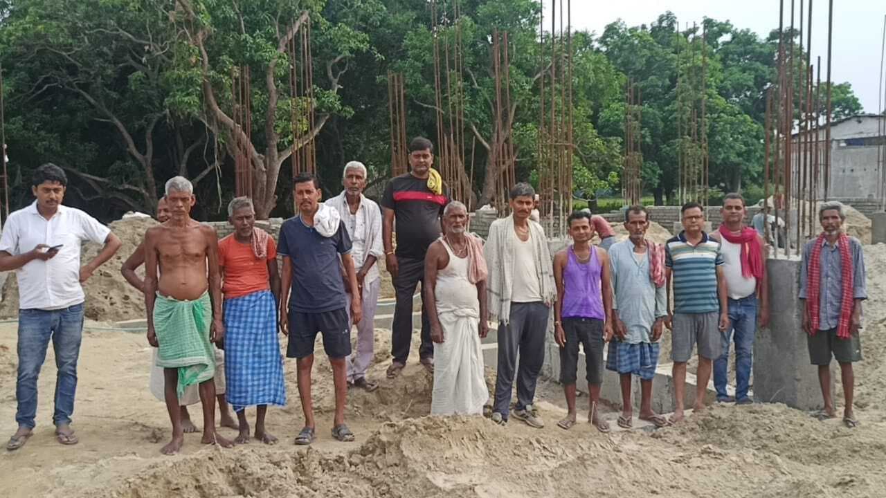 Madhubani News : विरोध के बाद भी तेजी से हो रहा पंचायत सरकार भवन निर्माण