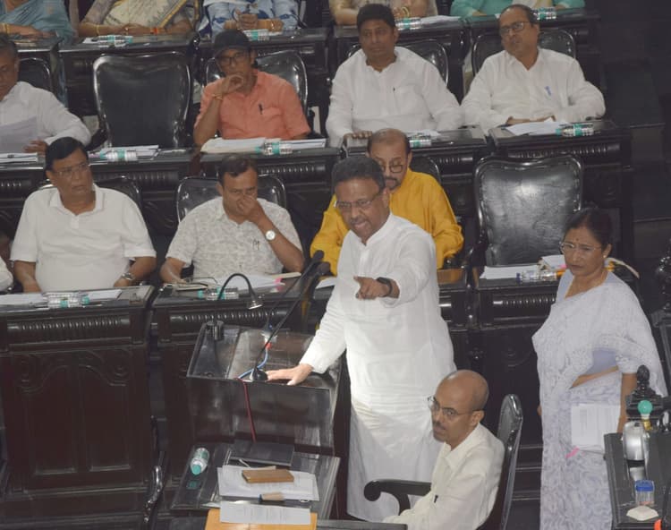 अवैध पार्किंग व हॉकरों की समस्या पर हुई चर्चा