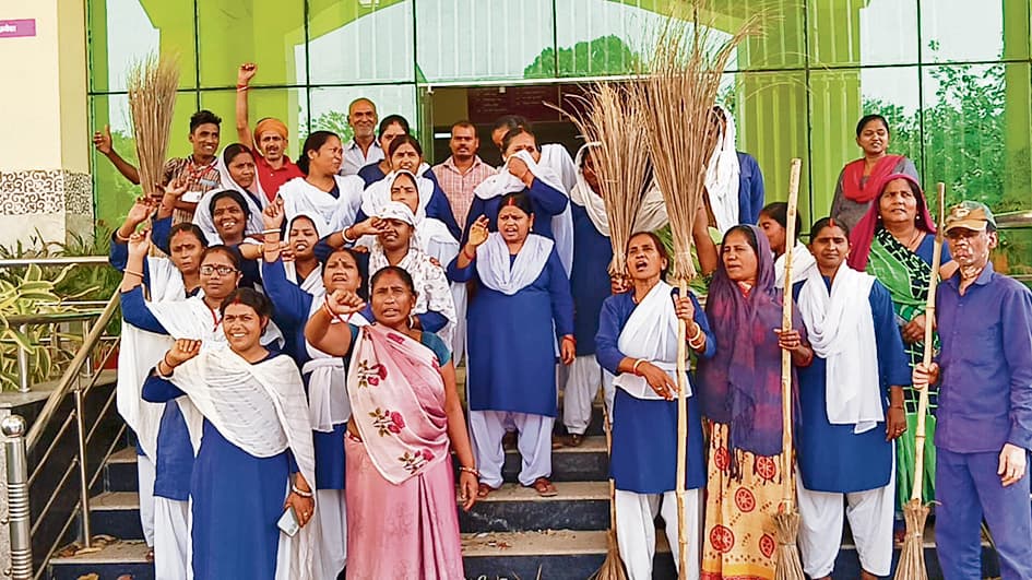 Gaya News : प्रभावती अस्पताल की सफाईकर्मी हड़ताल पर, वेतन नहीं मिलने से नाराजगी