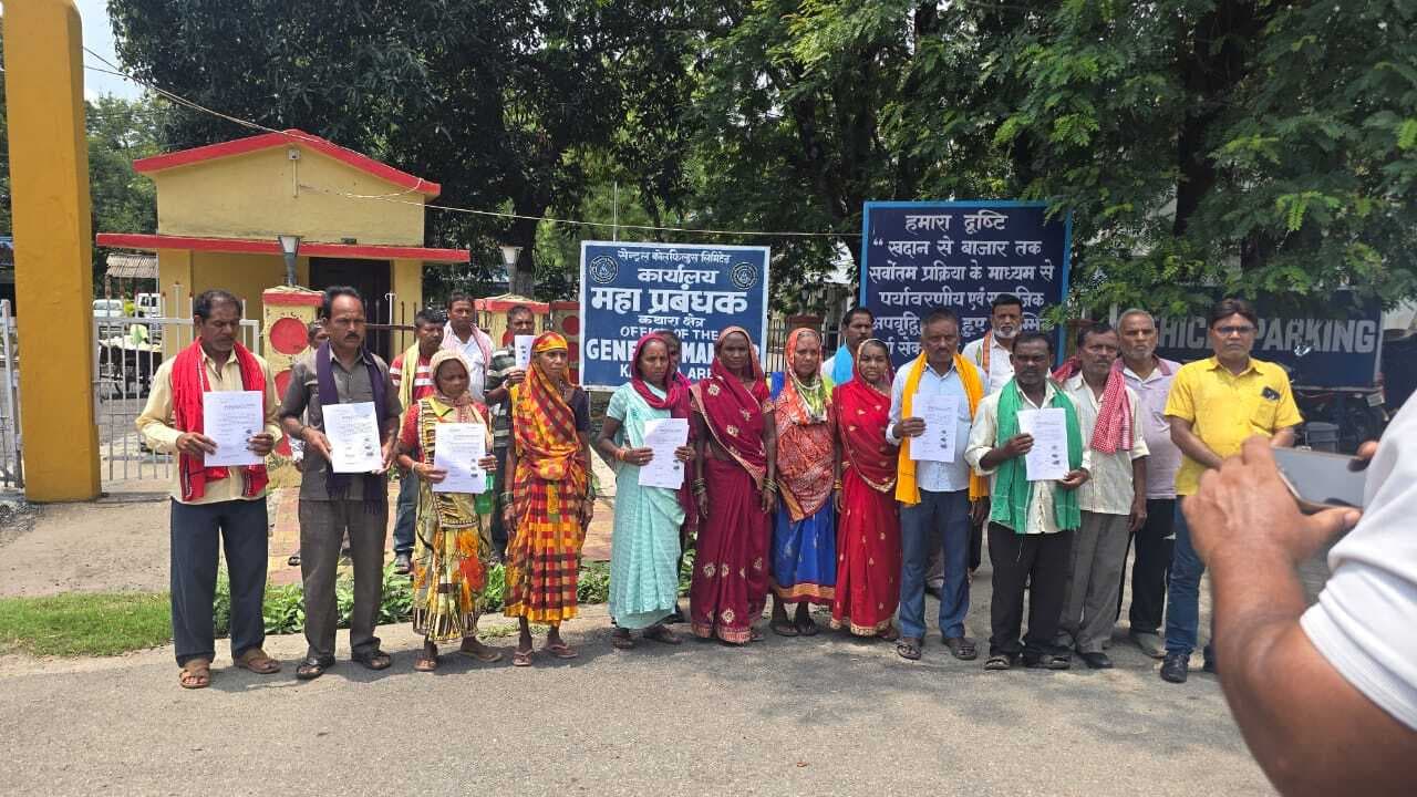 Bokaro News : नौकरी की मांग को लेकर किया प्रदर्शन