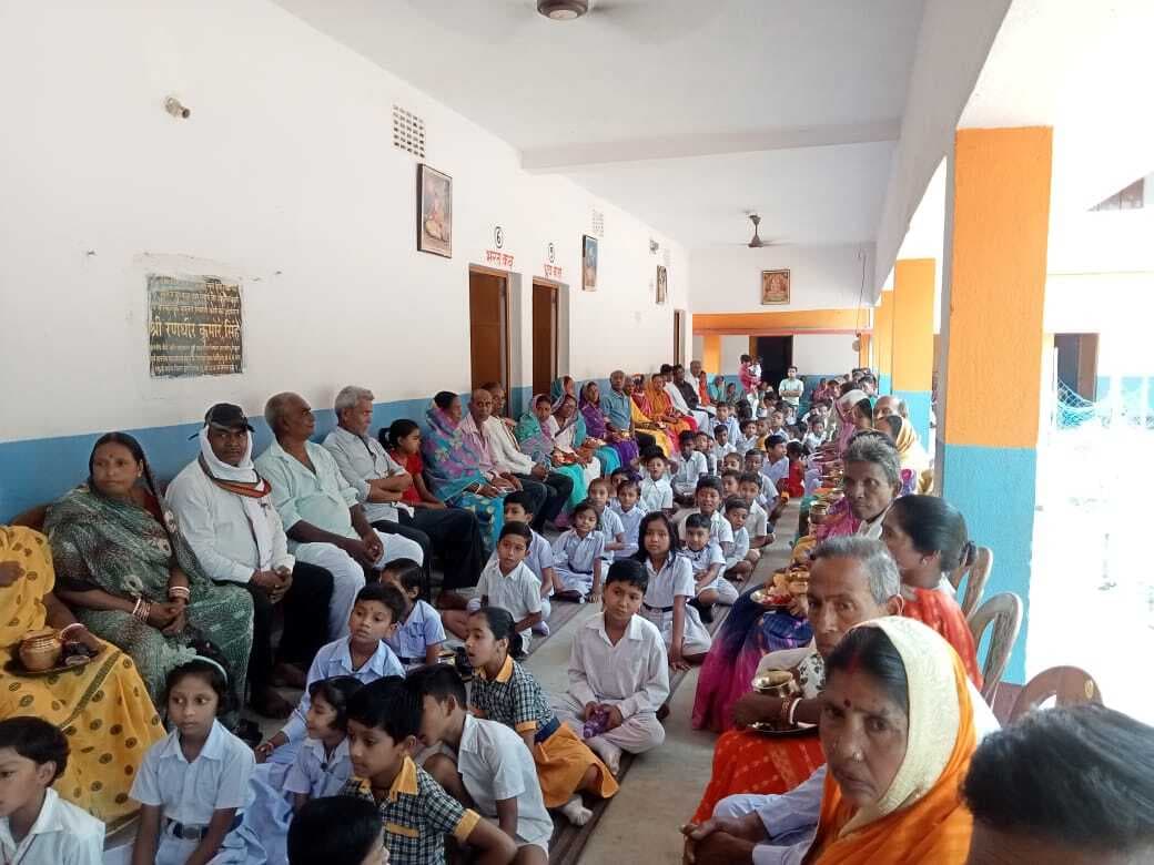 स्कूल में दादा-दादी, नाना-नानी को किया सम्मानित