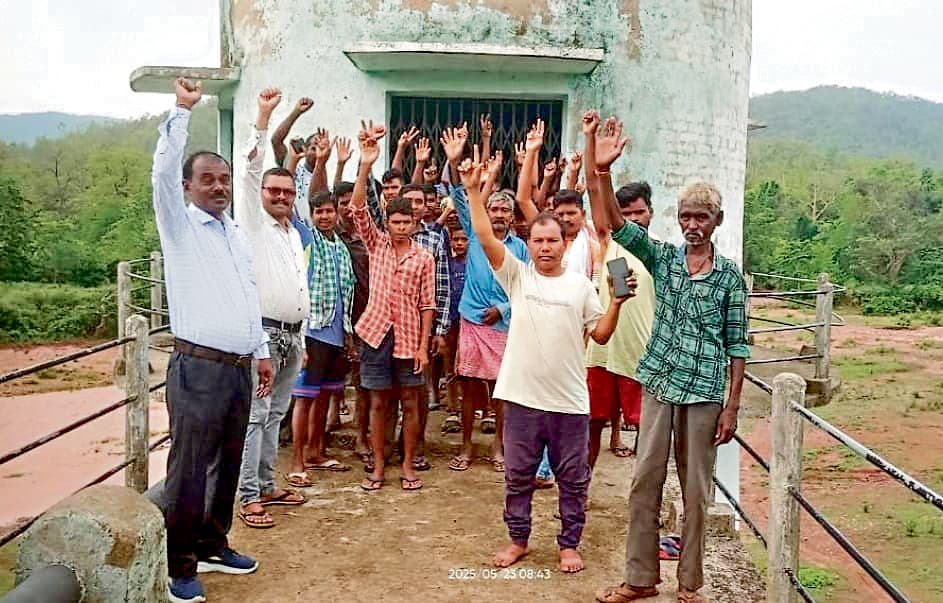 Chaibasa News : सारंडा के 14 गांवों की हजारों की आबादी 10 दिनों से जल संकट में