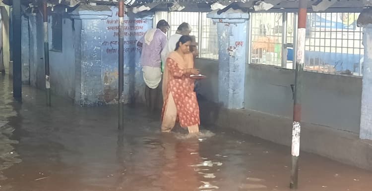 Nawada News : हल्की बारिश से शहर के कई इलाकों में जलजमाव
