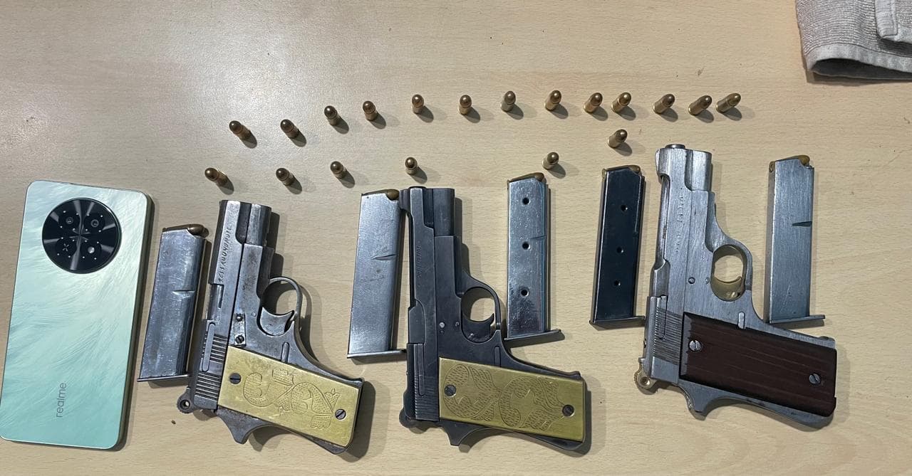 हत्या करने जा रहे अपराधियों ने पुलिस पर की फायरिंग, कुख्यात को लगी गोली