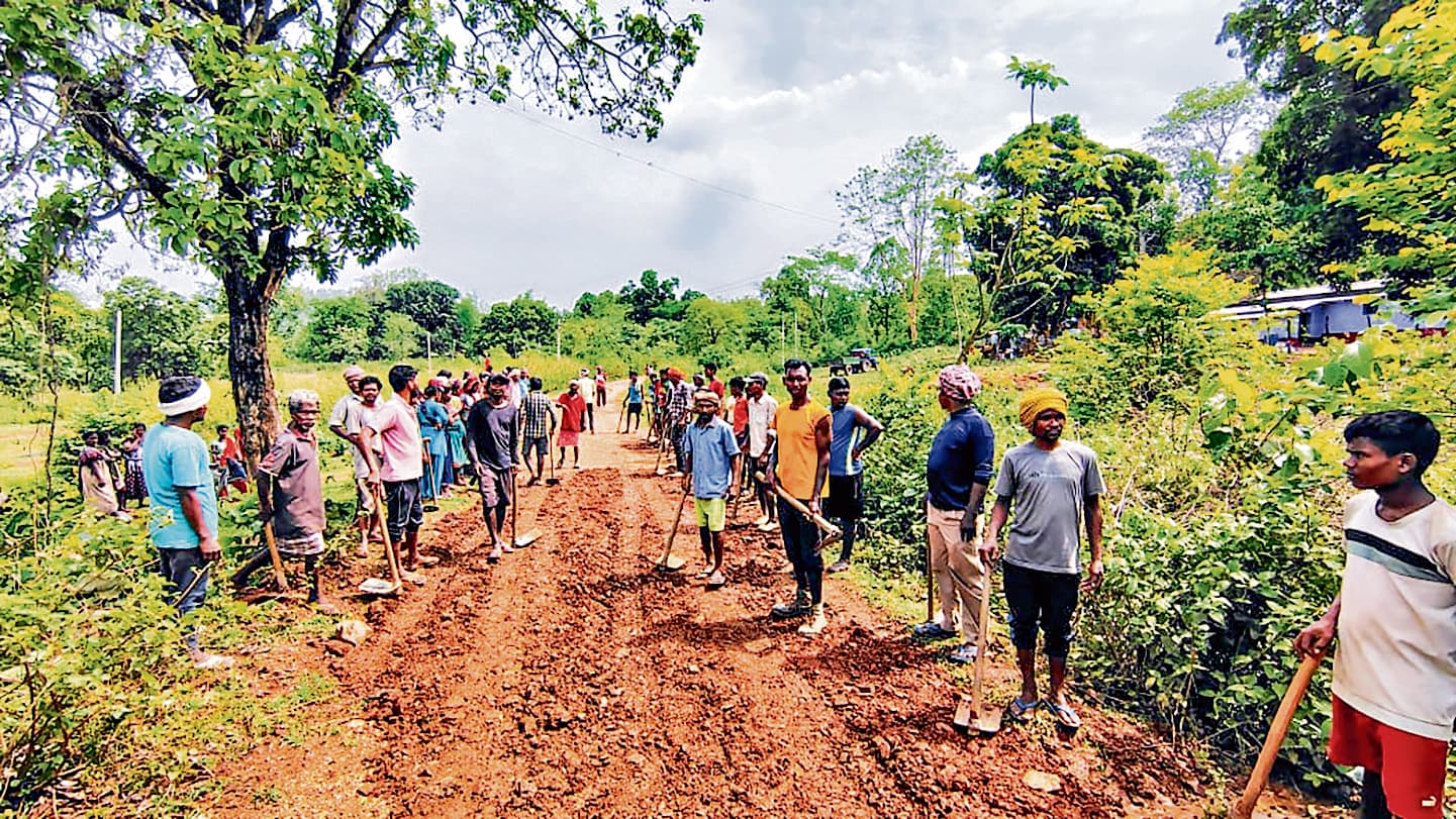 Chaibasa news : ग्रामीणों ने चंदा व श्रमदान से सड़क को चलने लायक बनाया