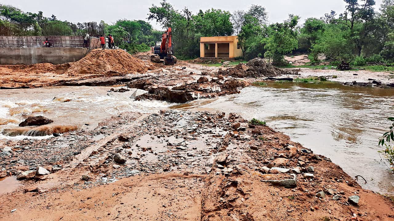 Seraikela Kharsawan News : तेज बारिश में बहा बोंगबोंगा नदी पर निर्माणाधीन पुलिया का डायवर्सन