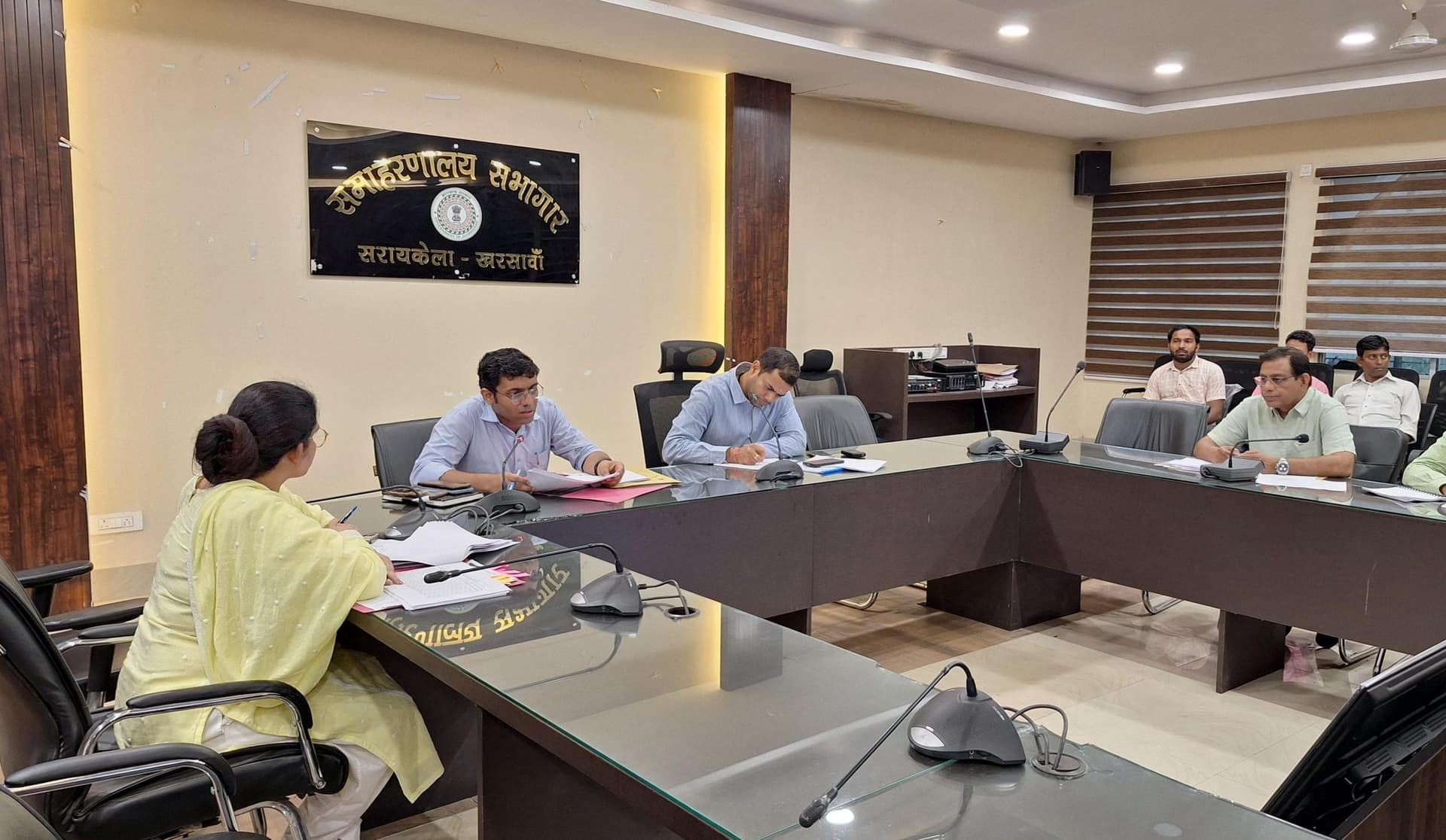 Seraikela Kharsawan News : योजनाओं की धीमी प्रगति से नाराज सीएस व सीएचसी प्रभारी को शो कॉज