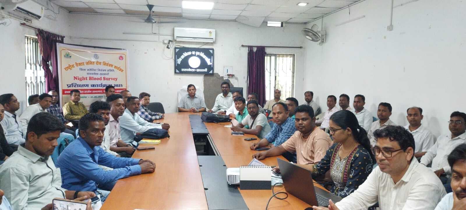 Seraikela Kharsawan News : नाइट ब्लड सर्वे को लेकर एमपीडब्ल्यू व लैब टेक्नीशियन को मिला प्रशिक्षण