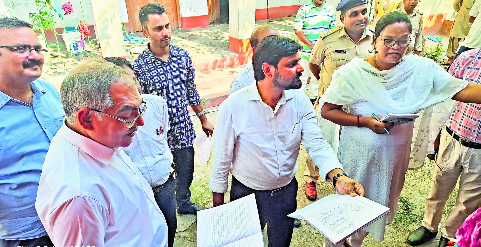 Seraikela News : जज ने जेल का निरीक्षण कर सुविधाओं की जानकारी ली