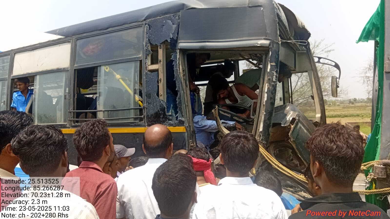 बस ने हाइवा में पीछे से मारी टक्कर चालक समेत नौ लोग हुए घायल