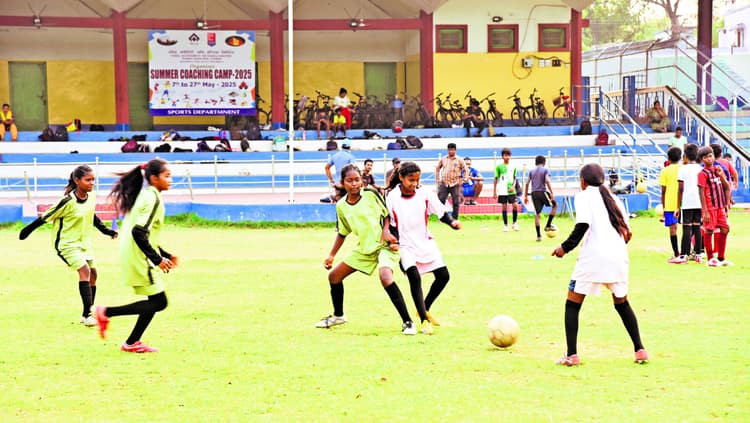Rourkela News: इस्पात स्टेडियम में फुटबॉल की बारीकियां सीख रहे 140 युवा