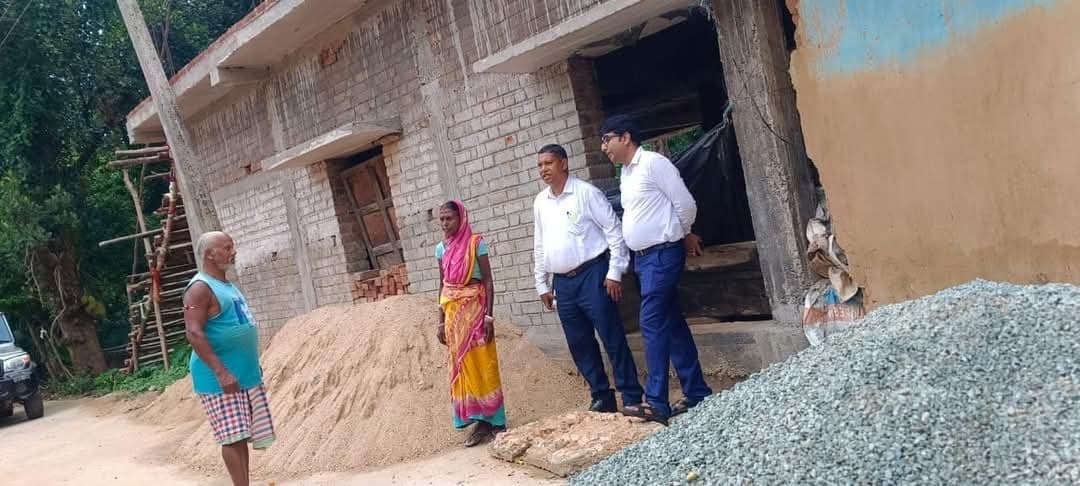 Seraikela Kharsawan News : कुचाई में लंबित आवासों का निर्माण समय पर करें पूरा