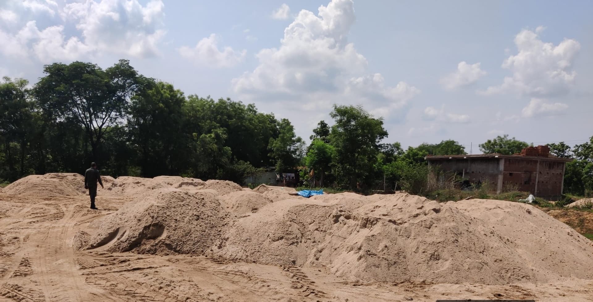 Seraikela Kharsawan News : चौड़ा में छापेमारी कर 30 हजार घनफीट अवैध बालू भंडारण जब्त